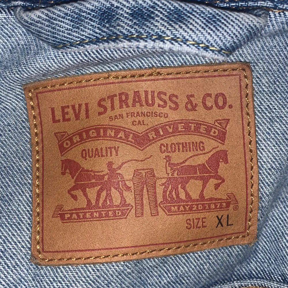 jeans jacka knappt använd🤍 känns som M/L och passar både killar och tjejer. pris kan diskuteras . Jackor.