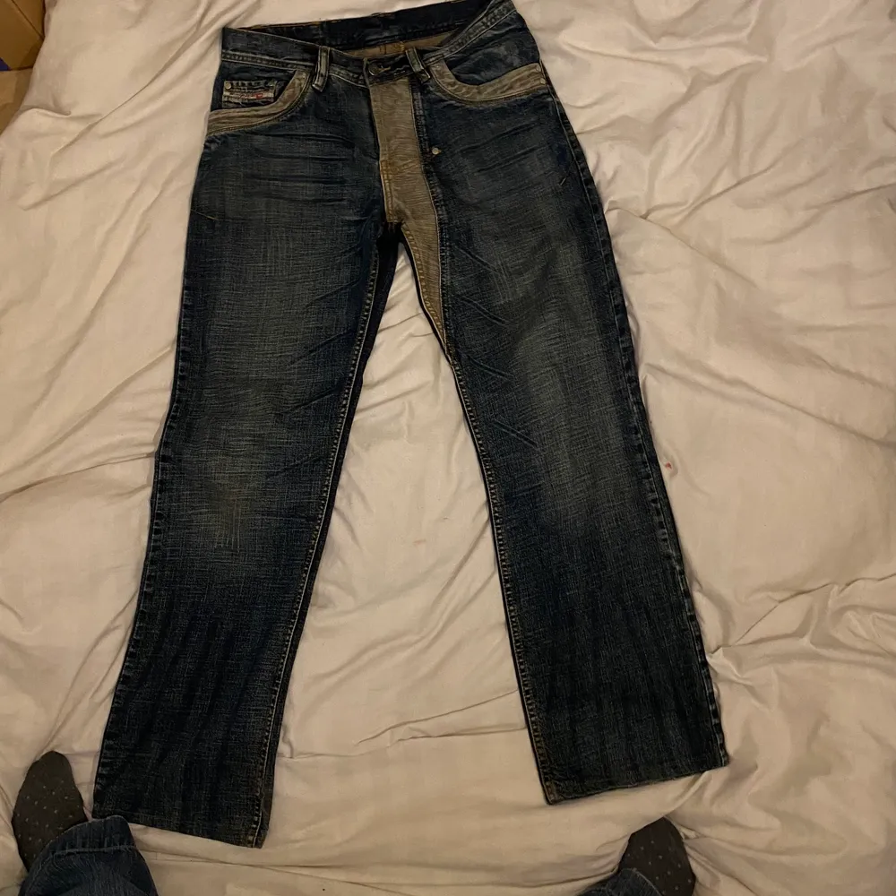 Baggy coola jeans från Diesel, köpta på plick men satt inte som jag ville:/ Sitter lågmidjad-midrise typ, första bilden är från förra säljaren, skriv för fler!💕. Jeans & Byxor.