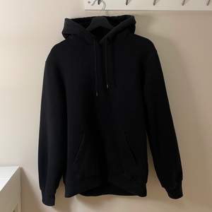 Enkel svart hoodie från H&M’s herravdelning! Plagget är en storlek S & sitter lätt oversize på mig som är en S/M 🖤 Använd fåtal gånger 😍 Frakt tillkommer.