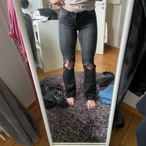 Vila W25 L30 - Riktigt snygga Jeans med slitningar, tyvärr försmå för mig men riktigt sköna och bra passform 
