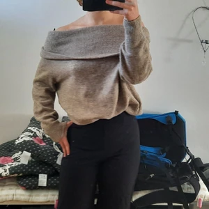 Off the shoulder tröja - Tjockare off the shoulder tröja, som är perfekt nu till hösten. Är i strl xs, men passar även mig som är s/m. Frakten ingår inte i priset. Kolla gärna in mina andra annoser