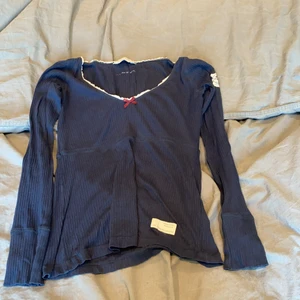 Oddmolly tröja  - Mörkblå långärmad tröja från Odd Molly. Strl. 0, alltså xs. OBS! Har många intresserade så hinner inte svara alla!