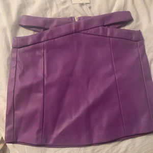 Kjol från bershka  - Endast testad, lappen är kvar. Köpte den för 259kr men den har aldrig kommit till användning, skriv för frågor, priset kan diskuteras 