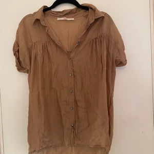 Skjorta från Jucca - Skjorta från Jucca. Lagom genomskinlig. Nypris cirka 1600. Skriv vid fler frågor eller om du vill ses fler bilder :)