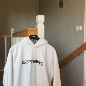 Carhartt hoodie - Säljer nu min carhartt hoodie som jag inte fått någon användning av på senaste tiden. Hoodien har någon enstaka fläk av en svart bläck penna på höger baksidans ärm därav startar budet från 199 kr + frakt. Nypris 1000kr💞