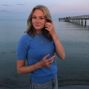 Blå stickad t-shirt - Skriv för frågor!