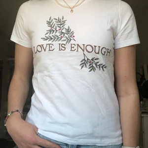 T-shirt från Hm - T-shirt från Hm med broderi i storlek Xs. Passar nog även S beroende på hur man vill att den ska sitta. T-shirten är i fint skick. Köparen står för frakten 