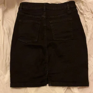 Svart jeanskjol - En super snygg tight, svart jeanskjol som passar alla att bära! Kjolen kommer från Gina Tricot och är i storlek XS. Eftersom kjolen är strethig passar den även  snyggt till de som vanligen bär S🤍