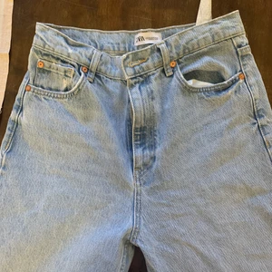 Zara 90’s jeans - Underbara jeans med snygg blå färg! Storlek 40 men små i storleken
