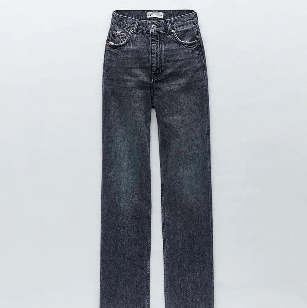 Intressekoll på ett par jättefina jeans från zara. Jag är 176 o dom är lite långa på mig. Men om man är kortare kan man klippa dom. Skriv för bilder hur dom sitter på.💞. Jeans & Byxor.