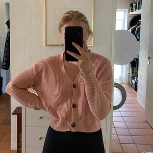 Stickad tröja  - En smutsrosa stickad tröja med knappar framtill. Är i storlek S och sitter lagom oversized. Den är skön och enkel att styla. Nypris: 250kr