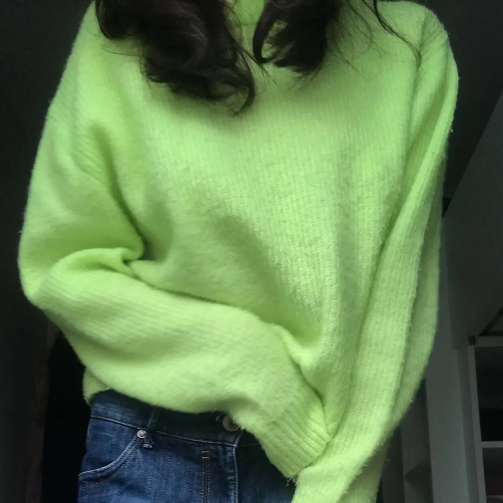 Säljer denna sjukt coola gröna stickade tröjan som jag köpte förra året!🥰 Den är i väldigt bra skick och även jätteskön. Köparen står för frakt!❤️. Tröjor & Koftor.
