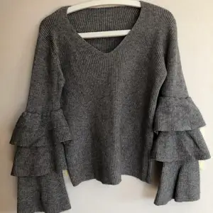 Jättehärlig grå stickad tröja med volangärmar 🤍 perfekt till hösten! Sparsamt använd