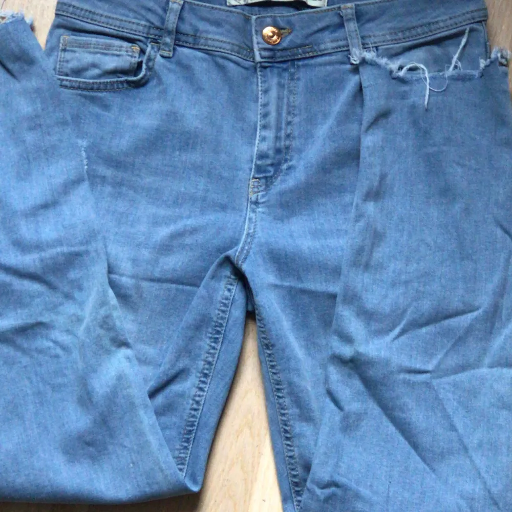 Skit snygga ljusblå ankel jeans med slit detaljer. De är lågmidjade och i nyskick då jg endast använt de 1 gång. Köparen står för frakt.. Jeans & Byxor.