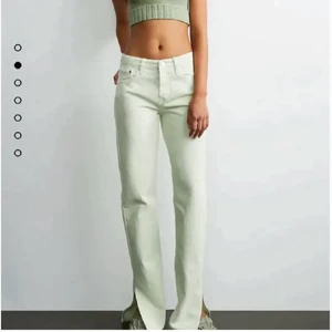 Wid rise jeans med slits - Helt oanvända jeans från zara som inte finns att få tag på längre. Byxorna är mid rise. Säljer då dem aldrig kommit till användning! Köparen står för frakt 🤍