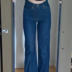 Levis ribcage jeans - Dessa fina Levis jeansen sitter så fint och formar kroppen bra! Säljer för de är lite för små för mig. Storlek 25 och perfekt längd till mig som är 174, beror på hur långa man vill att de ska vara. 💓