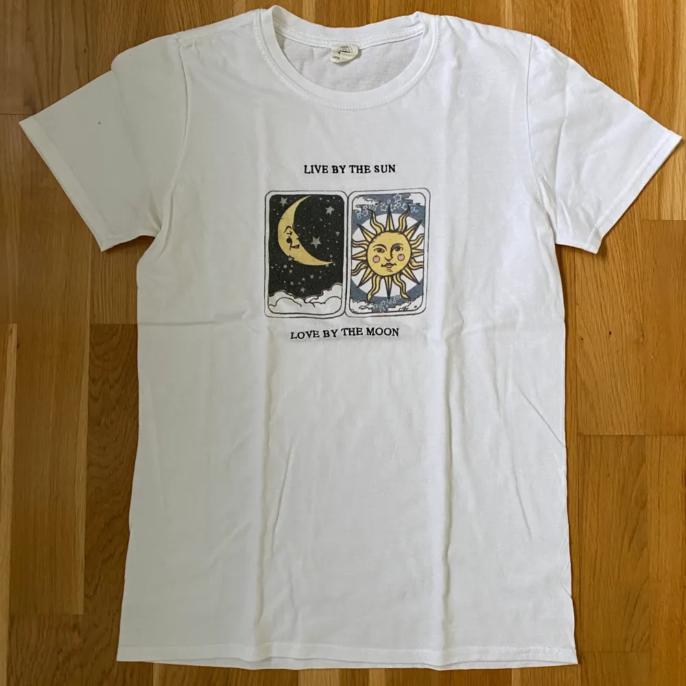 T-shirt med tryck från Urban outfitters! Köpt för tre år sedan, väl använd och i jättebra skick❤️‍🩹. T-shirts.