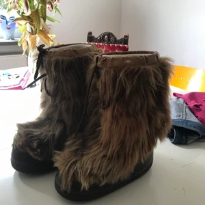 Vagabond moonboots  - Säljer mina SUPERFINA SUPERSKÖNA och jätteunika skor från vagabond! Använda en höst och o fint skick, som att gå på moln!! 