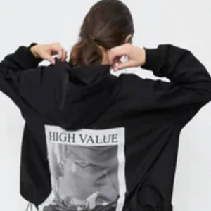 Jätte fin vintage tröja helt slutsåld  - Jätte fin hoddie i både tryck back och fram. Passar till allt och helt slutsåld överallt. Köpt från zara i märket doan ly.