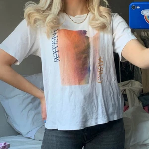 Carin Wester t-shirt  - (Bilden är lånad) Superfin T-shitt från Carin Wester som är köpt på Åhléns. Går att använda åt båda hållen altså att ha trycket på ryggen istället om man föredrar det🥰