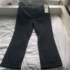Svarta nya jeans - High waisted kickflare jeans från Lindex. Helt nya. Storlek 42. Säljer för endast 300 kronor. 