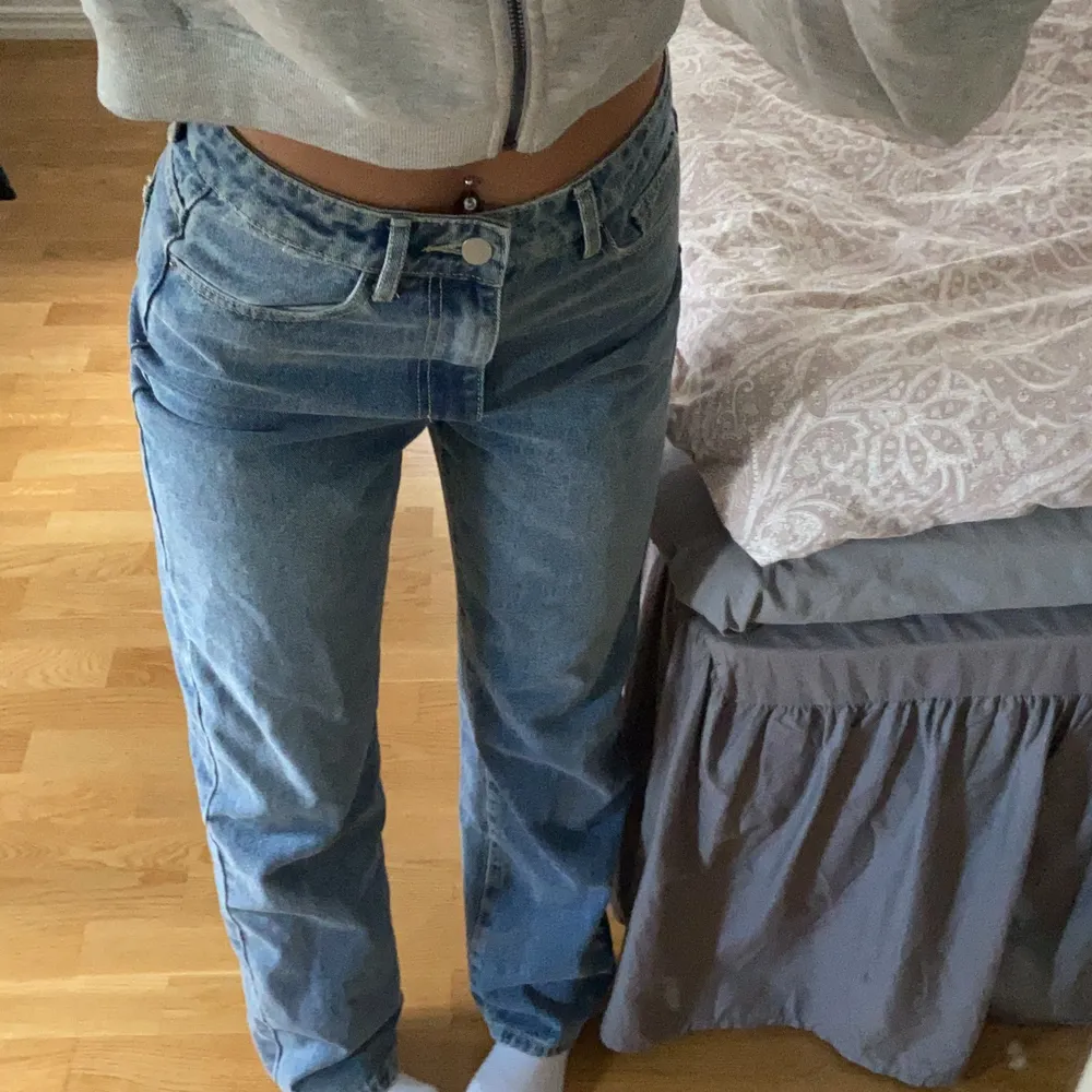 Blåa raka jeans jag säljer av anledning till att dem är för stora för mig, är ungefär 170 och byxorna går nästan över fötterna, passar som S/M. Jeans & Byxor.