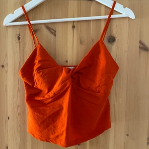 Rött linne från Zara, strl S - Gulligt rött linne från Zara i strl s. Somrigt och bekvämt, passar däremot inte allt för stora bröst! 