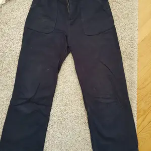 Wide pants, incredibly well cut, really nice dark blue from a french craftsman. It's not my size anymore, I wish this one could change size with me hahah 