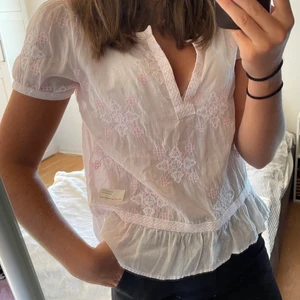 Blus från Odd Molly - Fin och söt blus från Odd Molly i storlek 1/S funkar även för Xs & M. Säljes för kommer inte till användning. Pris kan diskuteras och köparen står för frakt. 