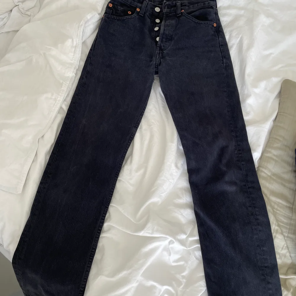Säljer svarta Levis 501 jeans som är lågmidjade och har den perfekta passformen😍 köparen står för frakten💓💓. Jeans & Byxor.