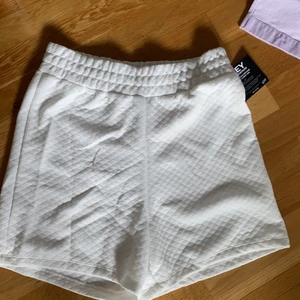 Mjukis shorts från Nelly - Helt oanvända super fina vita mjukis shorts från Nelly med lappen kvar!