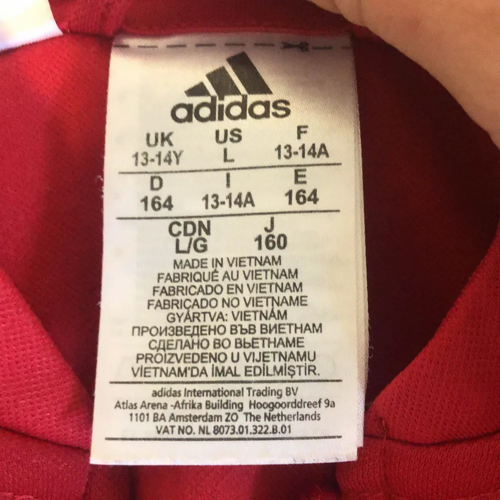 Sällan använd röd sweatshirt med zip från Adidas samt tryck med fotbollslaget Manchester United, Storlek 164. Hoodies.