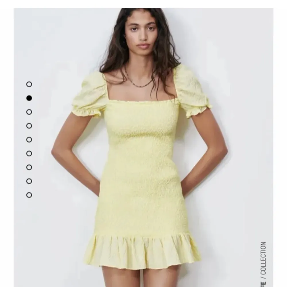 Säljer denna supersöta gula klänningen från zara. Köpt i sommar och endast använd en gång, därav i princip i nyskick. Frakt på 66 kr tillkommer vid köp, köparen står för frakten💕😊. Klänningar.