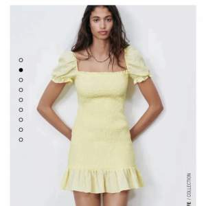 Säljer denna supersöta gula klänningen från zara. Köpt i sommar och endast använd en gång, därav i princip i nyskick. Frakt på 66 kr tillkommer vid köp, köparen står för frakten💕😊