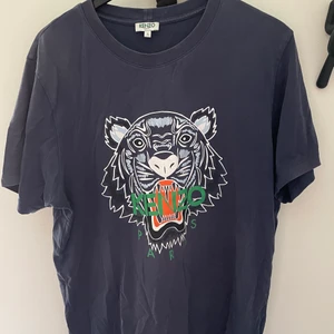 Kenzo t-shirt  - Säljer denna fina kenzo t-shirten i storlek L (fransk storlek) så det motsvarar ungefär en S i svenska storlekar. Den är i fint skick och nypris var 1200kr hör av dig för fler frågor!
