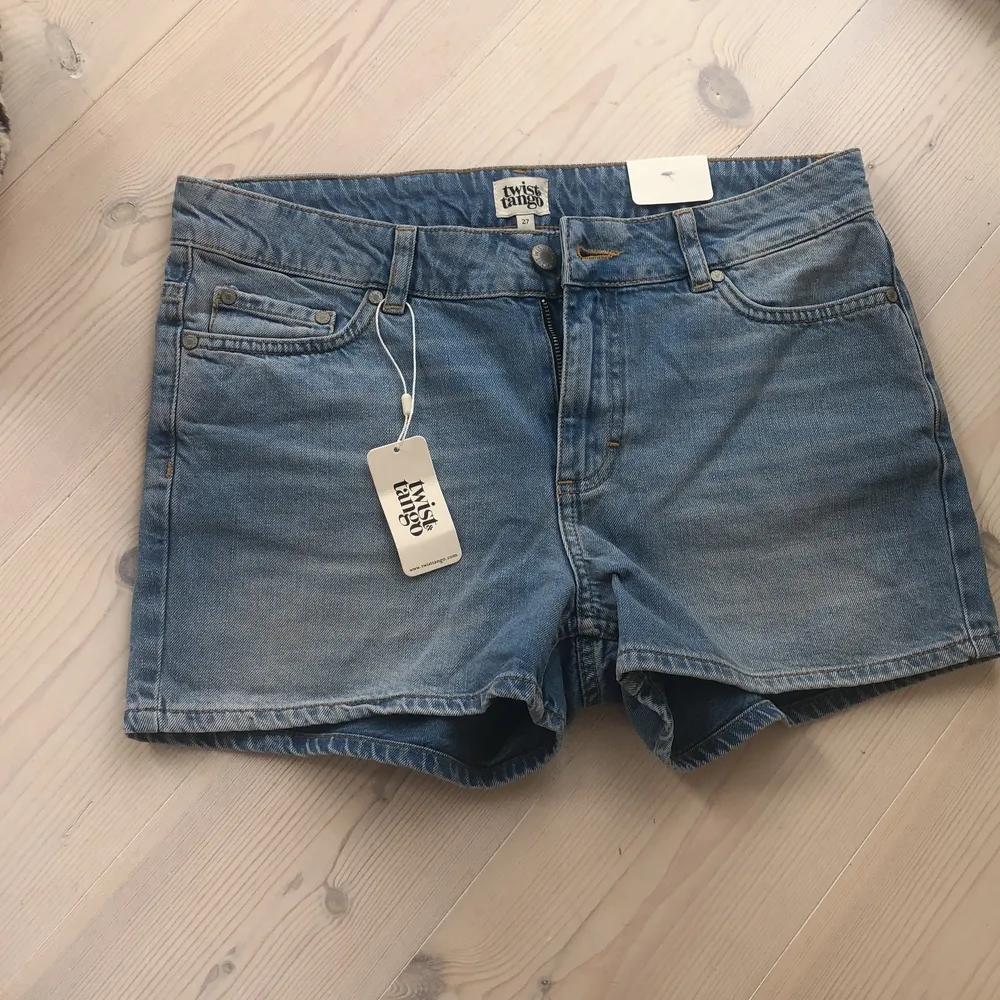 Ett par blå jeansshorts i nyskick! Lowwaist och hänger så snyggt på midjan! Från Twist&Tango. 100% organic bomull, så bra material. Ordinarie pris: 799kr!. Shorts.