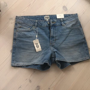 Blå shorts - Ett par blå jeansshorts i nyskick! Lowwaist och hänger så snyggt på midjan! Från Twist&Tango. 100% organic bomull, så bra material. Ordinarie pris: 799kr!