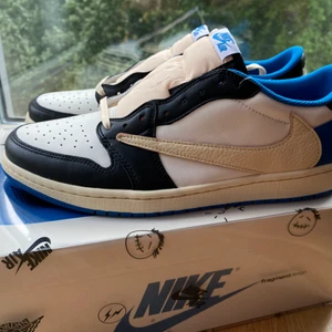 Jordan 1 Low Travis Scott Fragment - Köpta på snkrs app på släppet, kvitto och köpbevis finns. Storlek US 10,5 eller EU 44,5. Helt nya och oanvända. Kan mötas upp i Göteborg och kan skickas. Fler bilder finns