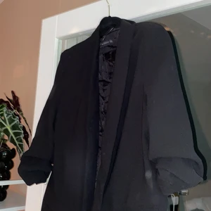 Svart kavaj från ZARA strl S  - Svart kavaj med kort ärm från Zara. Storlek Small. Sparsamt använd.