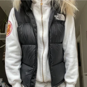 The North Face Väst - Säljer min superfina The north face väst då den inte kommer till användning. Den är helt i nyskick! Kom privat för frågor osv. Budgivningen börjar vid 1500kr. Buda i kommentarerna 💘 (bud är bindande) ( storlek M damstorlek )