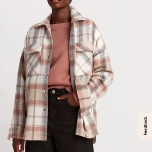 Rutig jacka - Säljer denna superfina och sköna skjortjackan från lindex, använd förra hösten🥰 Den är i superbra skick! Nypris är 500kr. Frakten är inräknad i priset✨