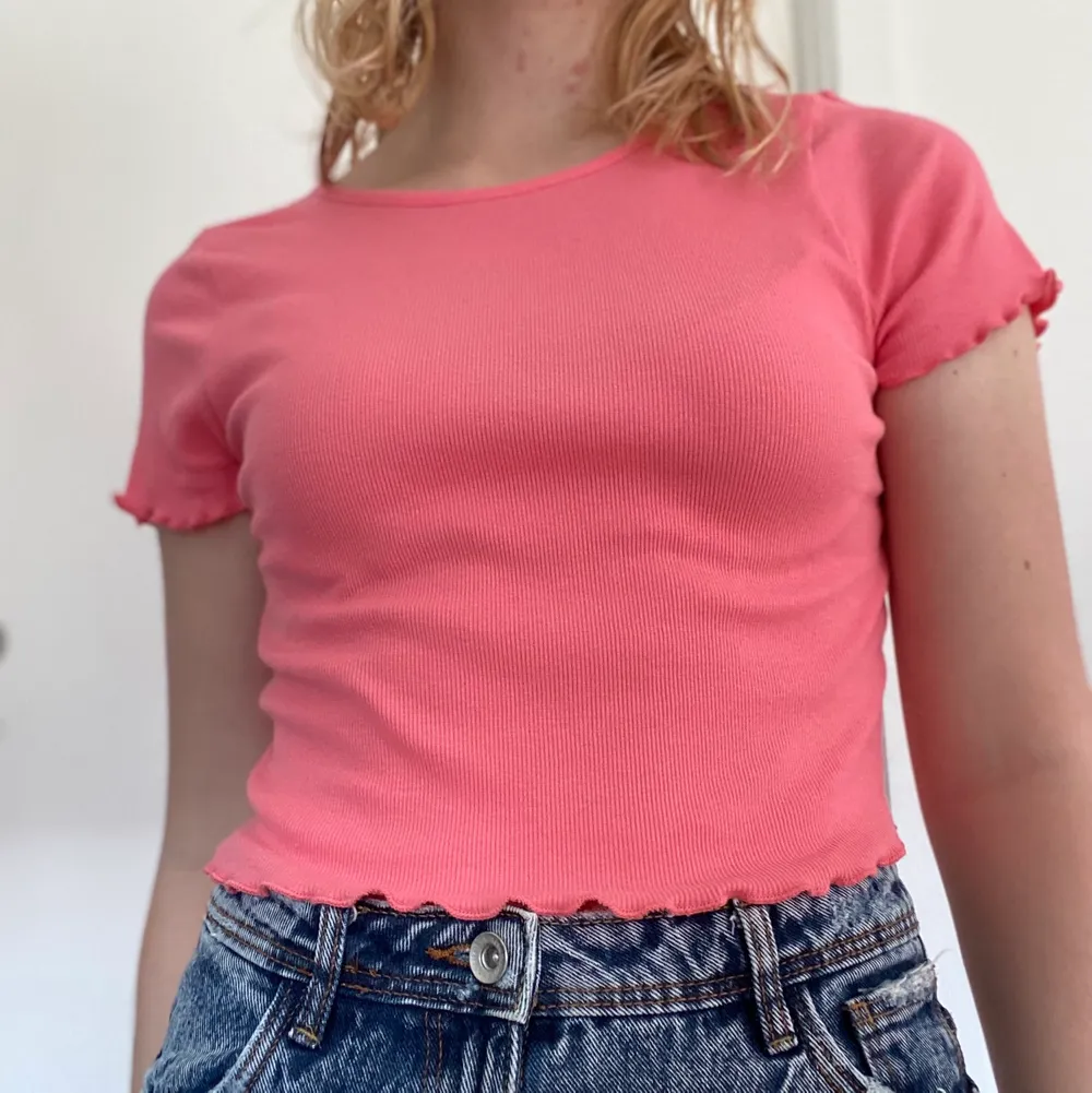 cute bubble pink cropped top with cute edges! never worn out! | frakt inklusivt :D . T-shirts.