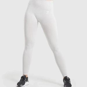 Gymshark - Säljer dessa seamless tightsen från Gymshark i storlek XS🤩De är endast använda ett fåtal gånger och säljer pga att jag ej använder de. Köpta för 550kr, säljer för 300+frakt. 💓💓