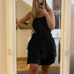 Klänning  - Säljer denna super snygga klänning som är bar axlad. 