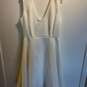 Klänning från Nelly  - Klänningen är ny och aldrig använt finns prislapp kvar. Klänningen är i ett mjukt material och väldigt skön och jag när storlek s