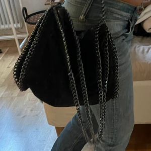 Stella mcCartney väska  - Väska köpt i Italien som är Stella mcCartney inspirerad , man kan bära den på två olika sätt. Om ni är intresserade buda (frakten ligger runt 100) 