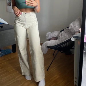 ace jeans - säljer mina weekday jeans i modellen ace! Aldrig använda endast testade, tyvärr har dem fått något svart streck på innersidan av låret men inget som direkt syns