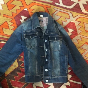 Jeansjacka - En jeansjacka i storlek xs/s. 