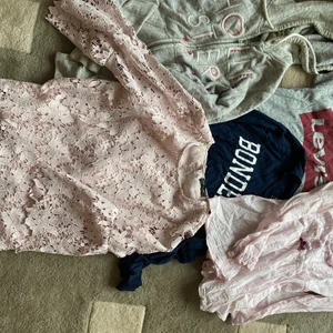 Paketpris överdelar - Paketpris. 5 överdelar bestående av en grå kofta från Hollister, en ljusrosa blus från Odd Molly, en marinblå tröja från Bondelid, en grå t-stirt från Levis samt en ljusrosa blus från MQ. Storlek XS