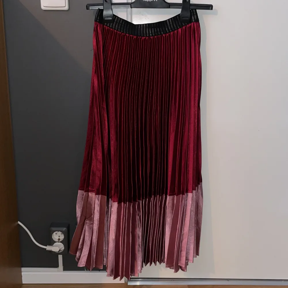 Snygg vinröd/rosa plisserad kjol i stl S, knappt använd. Kjolar.